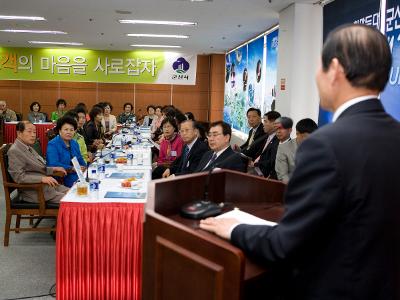 한국자유총연맹 군산시지부 임원 시정 설명회 인사말을 하시는 문동신 시장님1