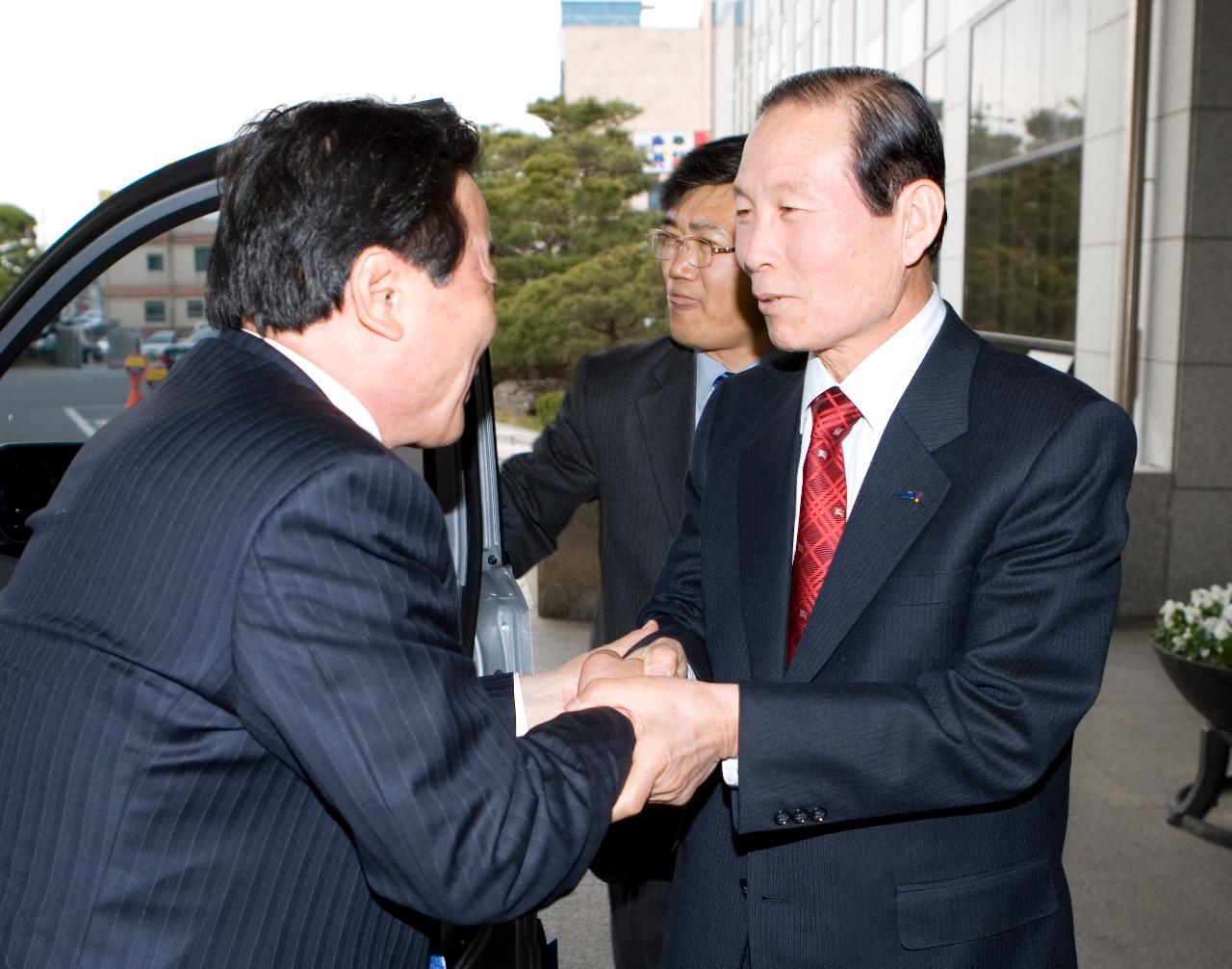 차에서 내리시는 농업기반공사 임수진사장님과 악수하시는 문동신 시장님의 모습