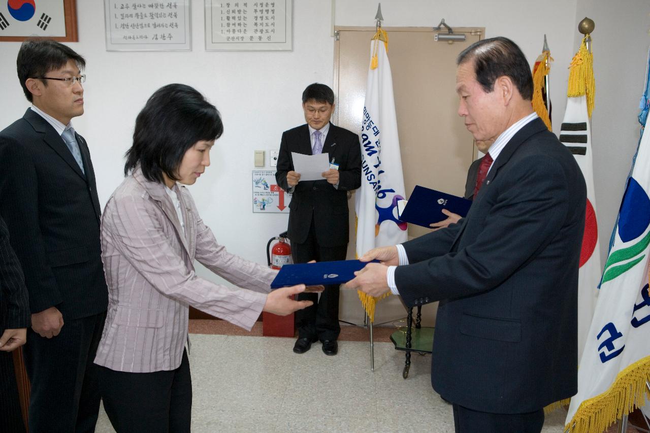 직원들에게 사령장을 교부하시는 문동신 시장님1