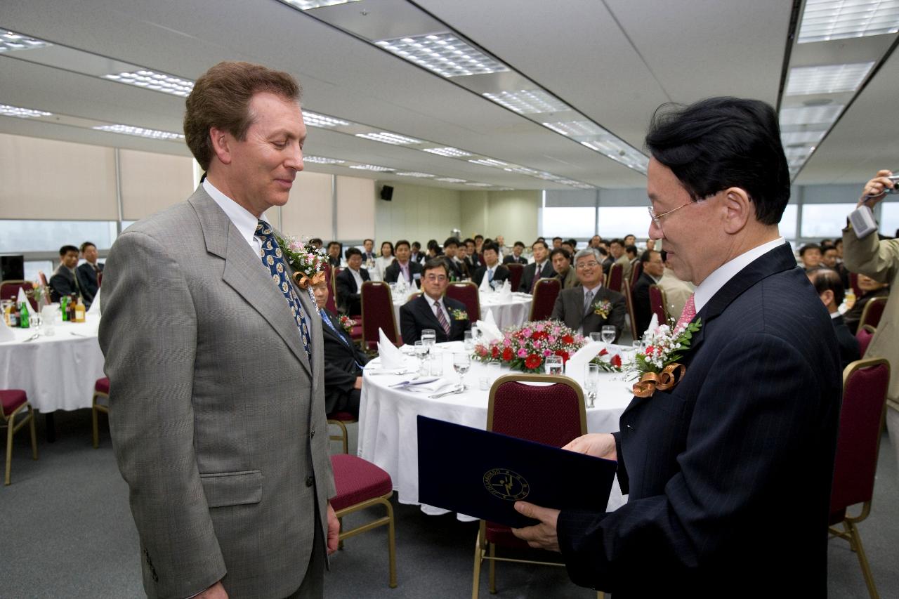 명예도민증을 수여하시는 김완주 도지사님