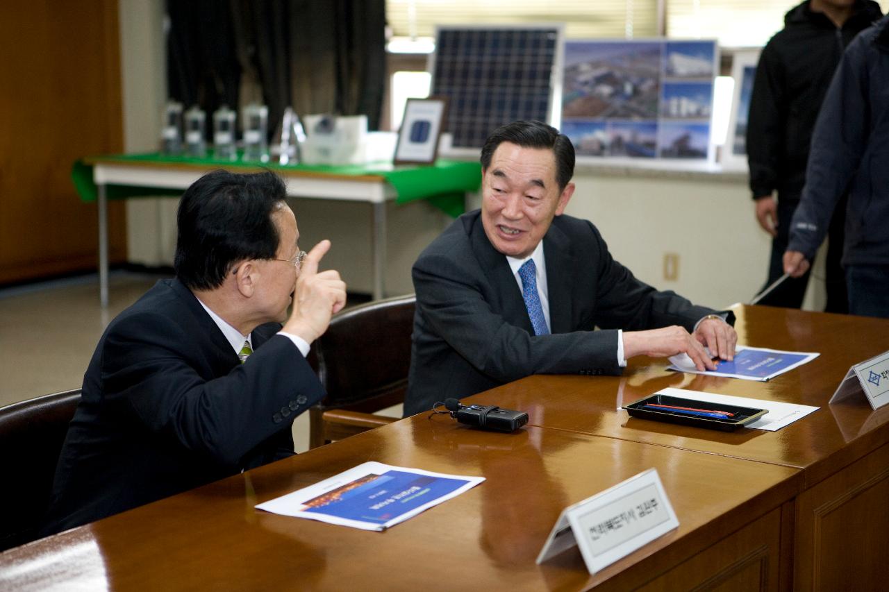 동양제철화학 회장님과 말씀하시는 김완주 도지사님1