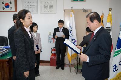 직원들에게 사령장을 교부하시는 문동신 시장님3