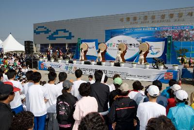 군산 새만금 마라톤 대회 축하 북공연을 보고있는 시민들2