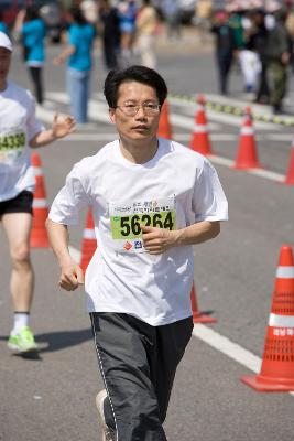 열심히 달리고 있는 군산 새만금 마라톤 대회 참가자