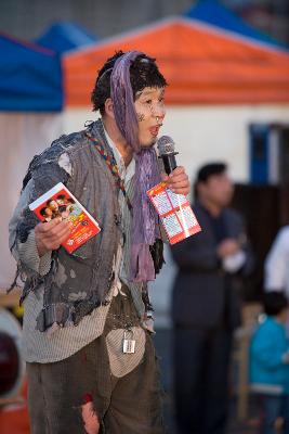 조그마한 단상에서 각설이 공연을 홍보하시는 공연자의 모습2