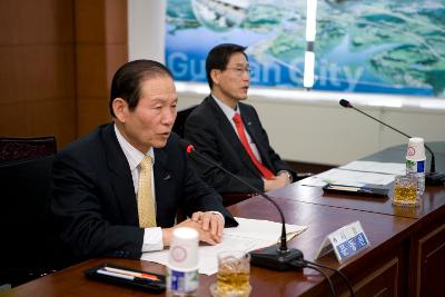 말씀하시는 문동신 시장님과 옆에 계시는 지역혁신협의회 운영위원회 임원