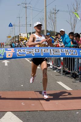 결승선을 통과하는 남성 참가자1