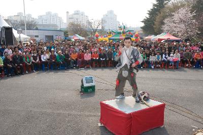 각설이 공연을 하는 공연자와 공연을 보러 온 시민들의 모습3