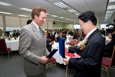 명예도민 상패를 수여하시는 김완주 도지사님