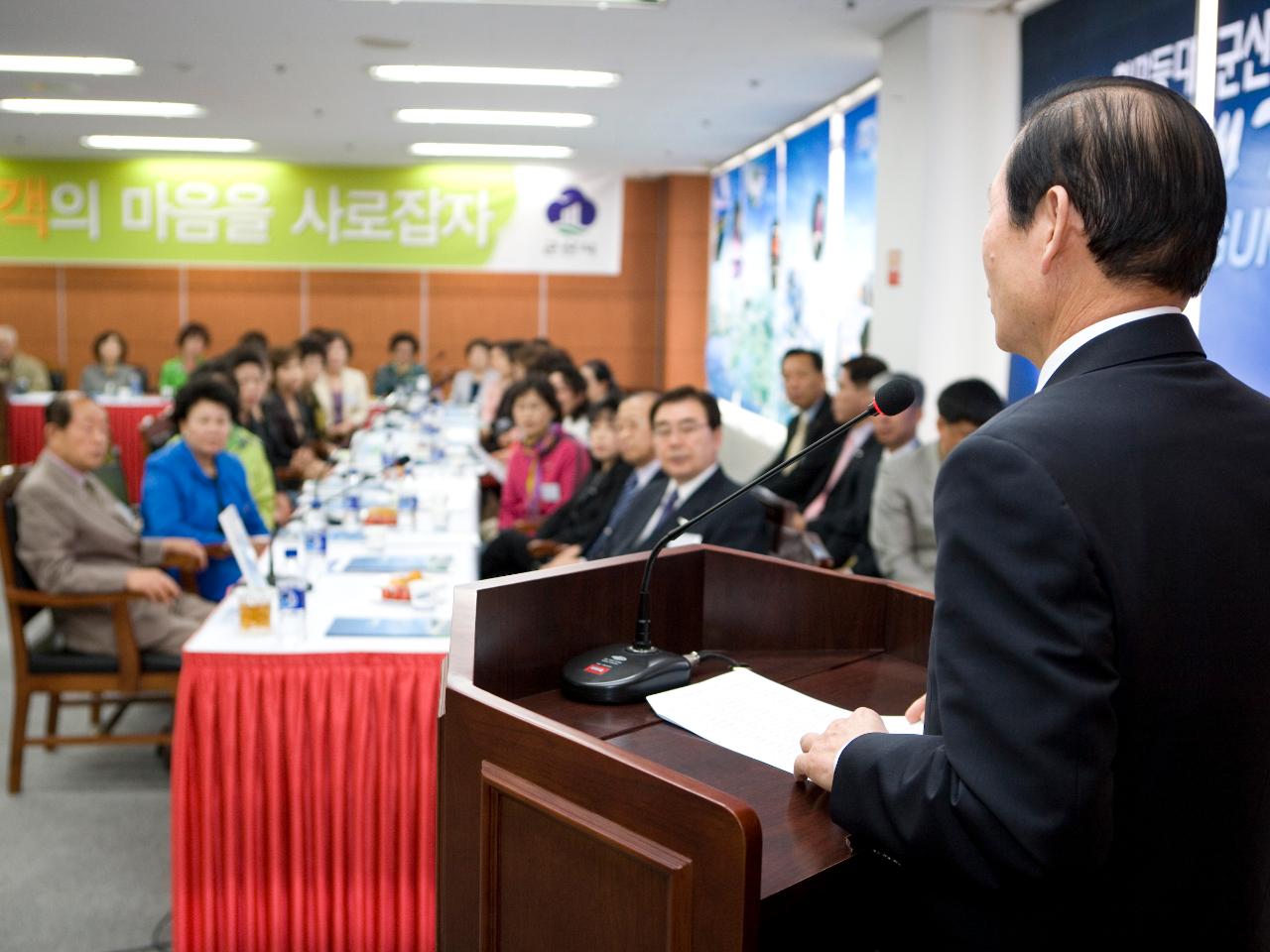 한국자유총연맹 군산시지부 임원 시정 설명회 인사말을 하시는 문동신 시장님2