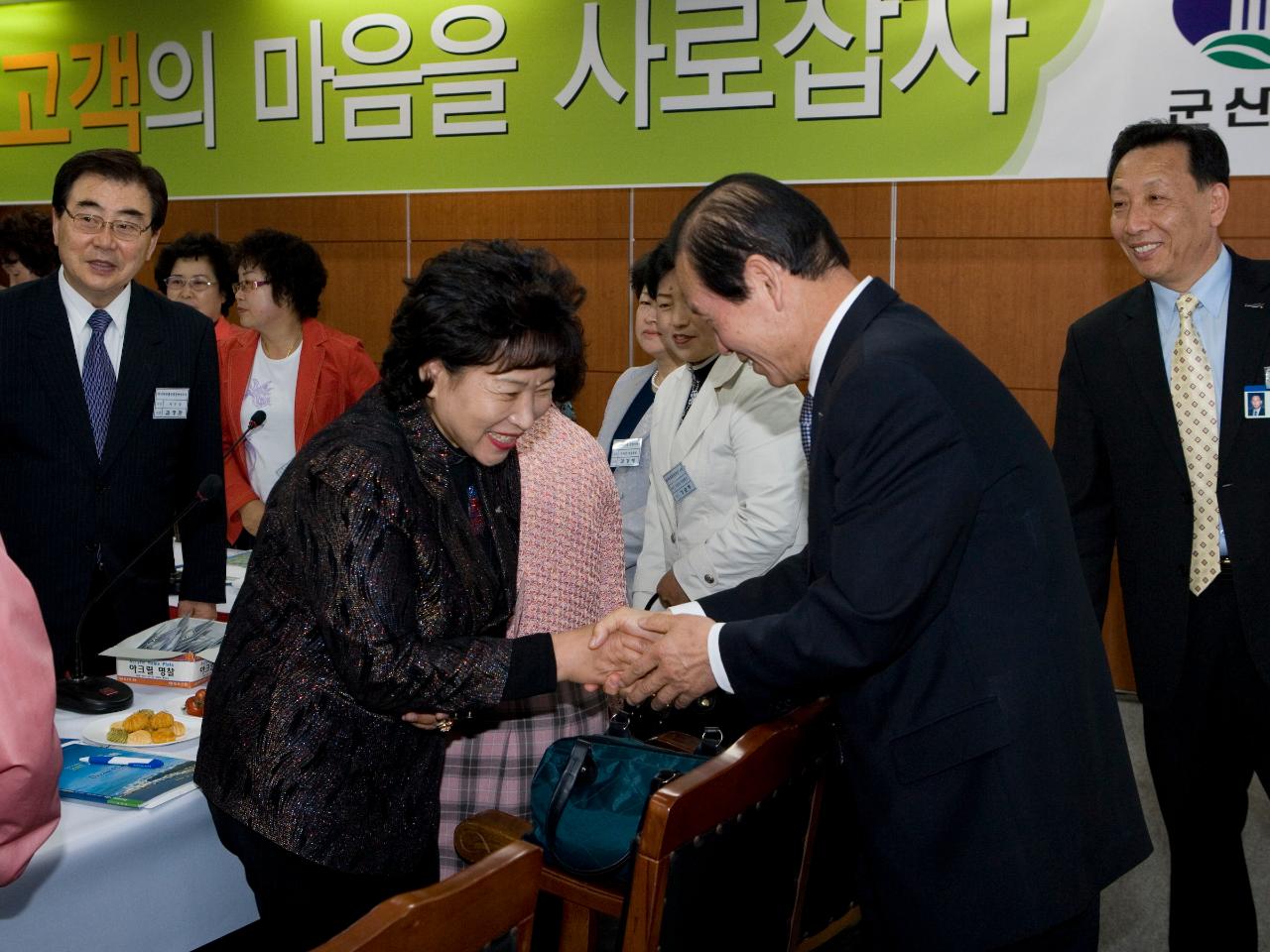 한국자유총연맹 군산시지부 임원 시정 설명회에 오신 임원과 악수를 하시는 문동신 시장님2ㅈ