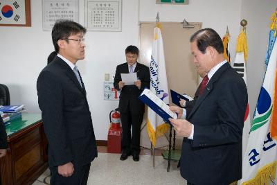 직원들에게 사령장을 교부하시는 문동신 시장님2