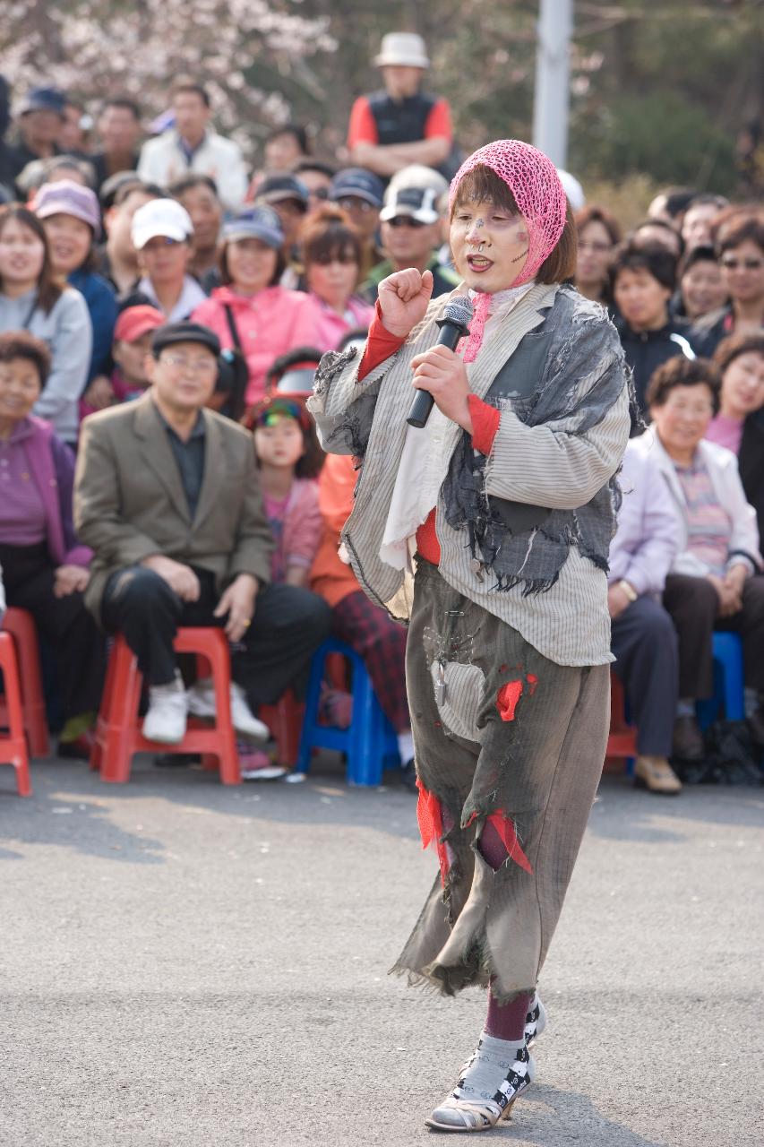 각설이 공연을 하는 공연자와 공연을 보러 온 시민들의 모습5