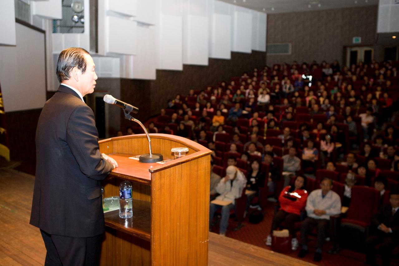 일반음식점 영업자 교육회 인사말을 하시는 문동신 시장님과 관객석의 시민들의 모습3