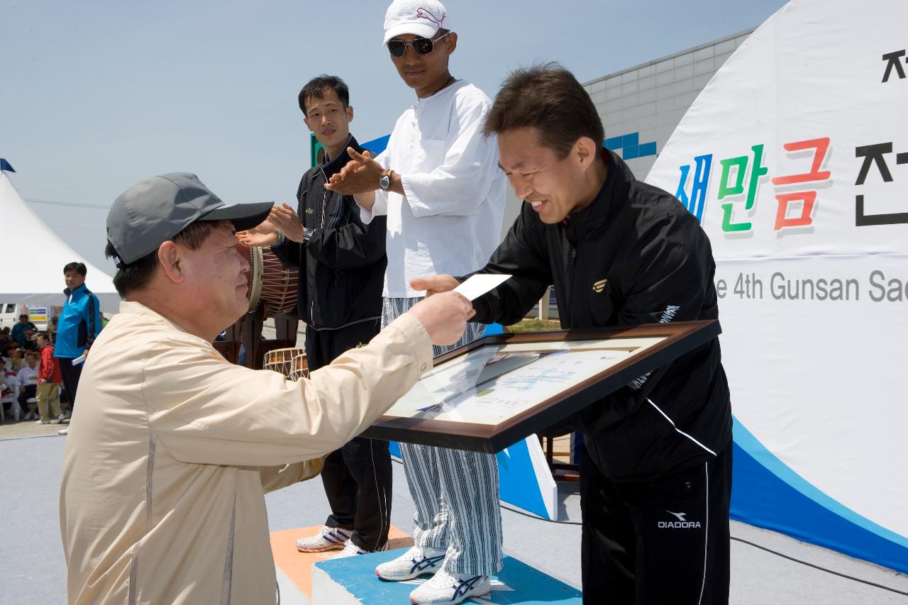 군산 새만금 마라톤 대회 시상식 모습1