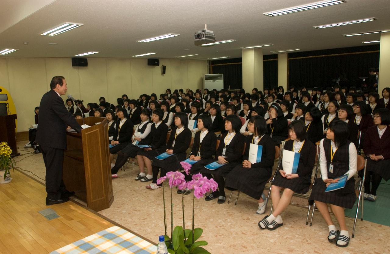 군산여고에서 2007년도 교육활동 설명회를 하시는 문동신 시장님5