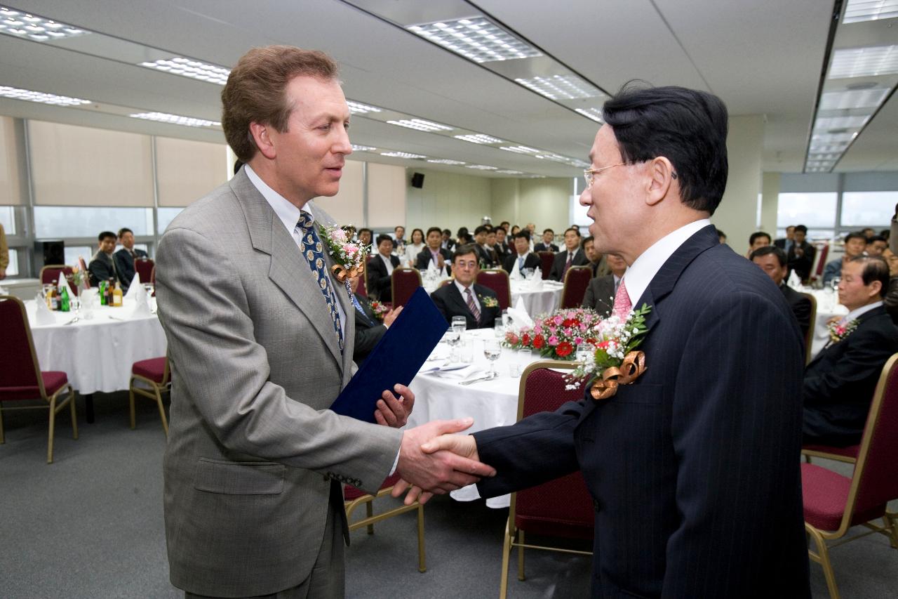 명예도민증을 수여하시고 악수하시는 김완주 도지사님