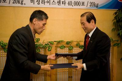 체결서를 교환하시는 문동신 시장님과 대표님