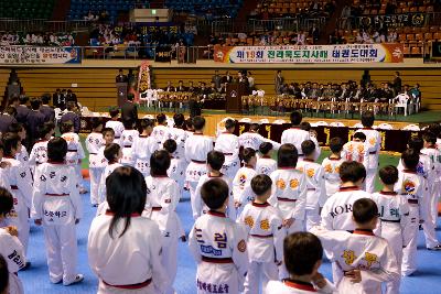 제19회 전라북도지사배 태권도 대회 개회사를 하는 대표님을 보는 대회 참가 선수들의 모습1