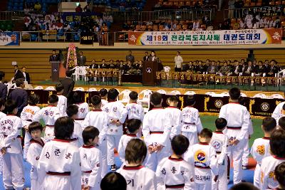 제19회 전라북도지사배 태권도 대회 개회사를 하는 대표님을 보는 대회 참가 선수들의 모습3