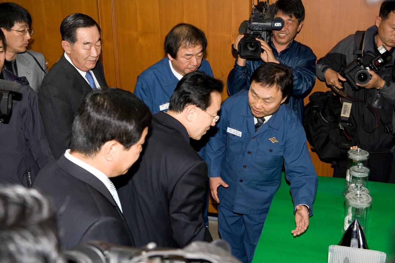 동양제철화학 공장에 방문하셔서 직원의 설명을 들으시는 김완주도지사님1