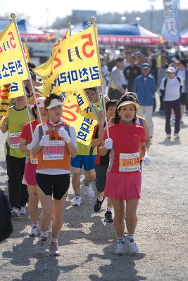 준비운동삼아 조깅하는 새만금 마라톤 대회 참가자 단체의 모습1