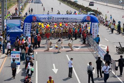 군산 새만금 마라톤 대회 출발선 앞에서 공연하는 사물놀이패