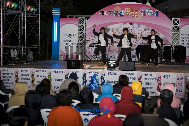 제11회 벚꽃 예술제 무대위에서 춤을 추고있는 댄스팀의 모습1