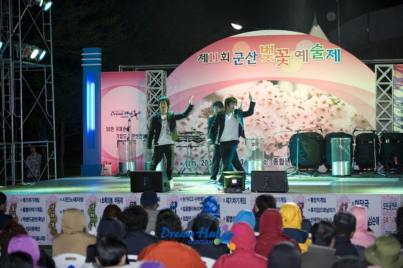 제11회 벚꽃 예술제 무대위에서 춤을 추고있는 댄스팀의 모습2