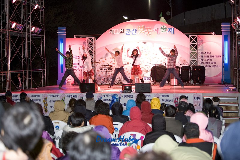 제11회 벚꽃 예술제 무대위에서 춤을 추고있는 댄스팀의 모습3