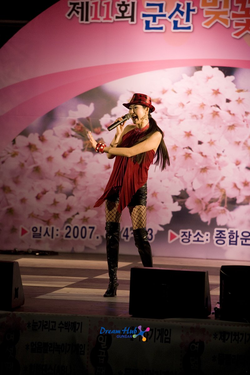 제11회 군산 벚꽃 예술제에서 공연하시는 유명가수의 모습1