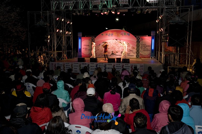 제11회 군산 벚꽃 예술제에서 공연하시는 유명가수의 모습3