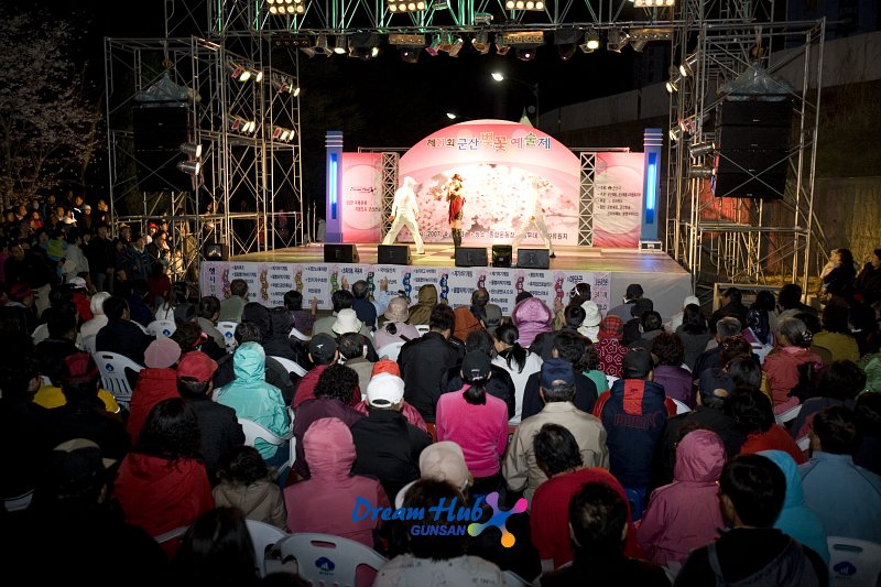 제11회 군산 벚꽃 예술제에서 공연하시는 유명가수의 모습4