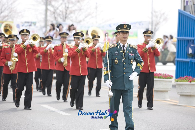 악기를 연주하며 행진하는 군악대의 모습