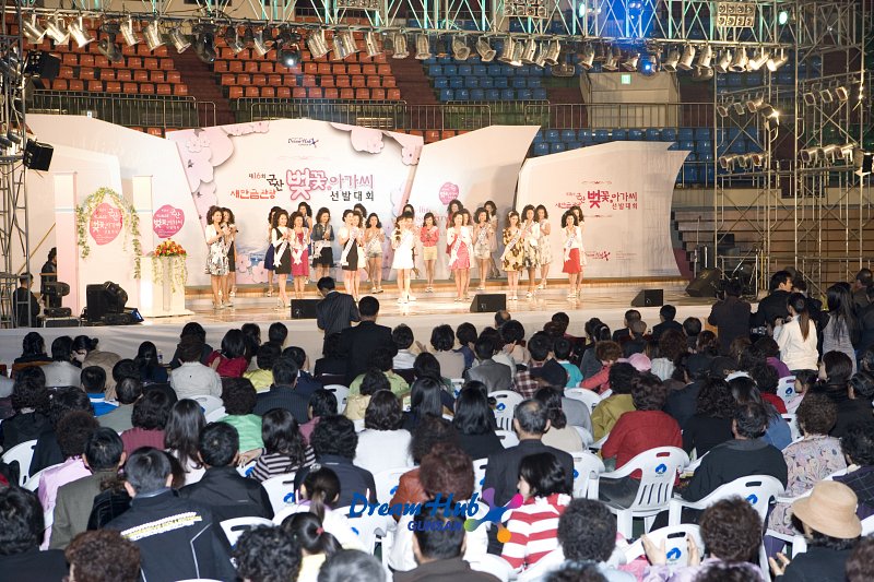 군산 벚꽃아가씨 대회에 참가한 여성분들이 올라와있는 무대 전면과 관객석의 모습1