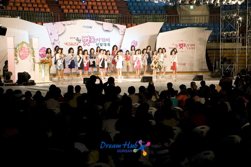 군산 벚꽃아가씨 대회에 참가한 여성분들이 올라와있는 무대 전면과 관객석의 모습2