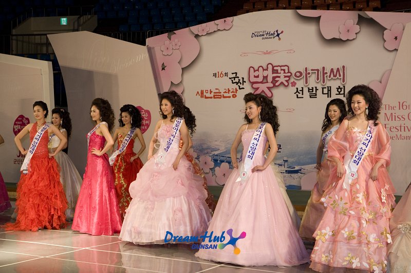 군산 벚꽃아가시대회에 참가한 여성들이 서있는 무대의 모습