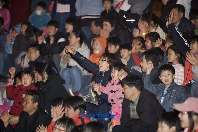 은파야외공연장에서 공연을 보고있는 시민들3