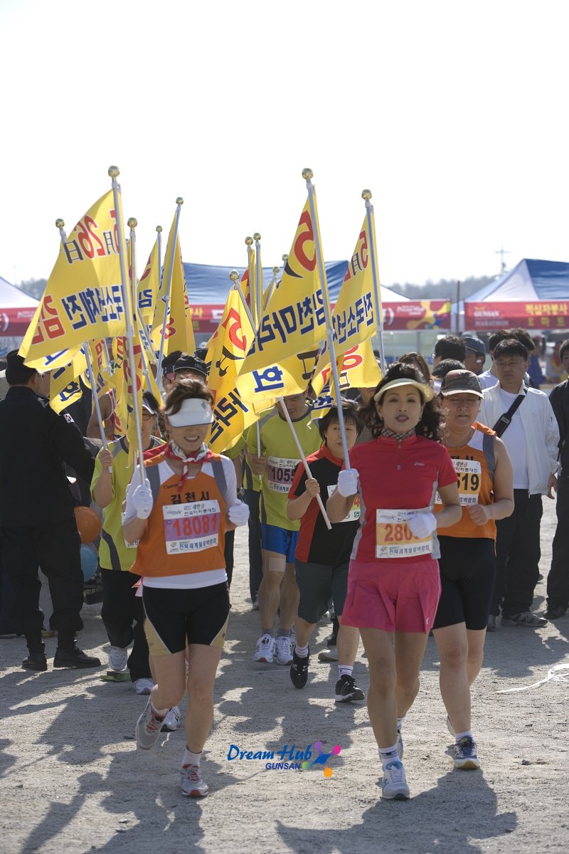 준비운동삼아 조깅하는 새만금 마라톤 대회 참가자 단체의 모습2