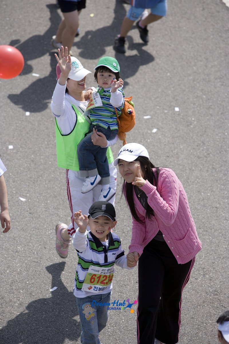 아이들과 마라톤에 참가한 엄마들의 모습