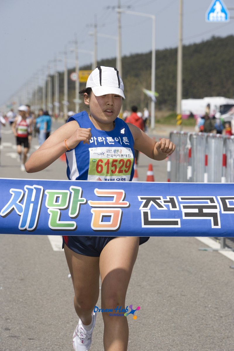결승선을 통과하는 여성 참가자