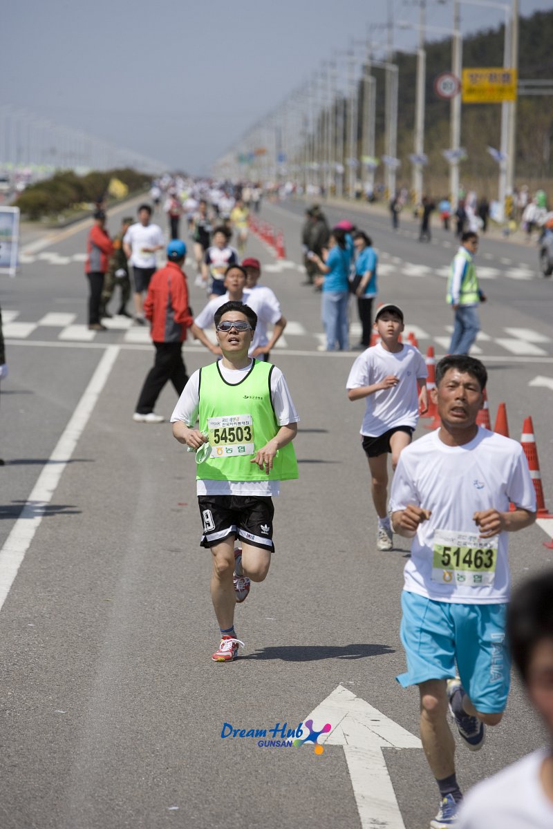 열심히 달리고 있는 군산 새만금 마라톤 대회 참가자들