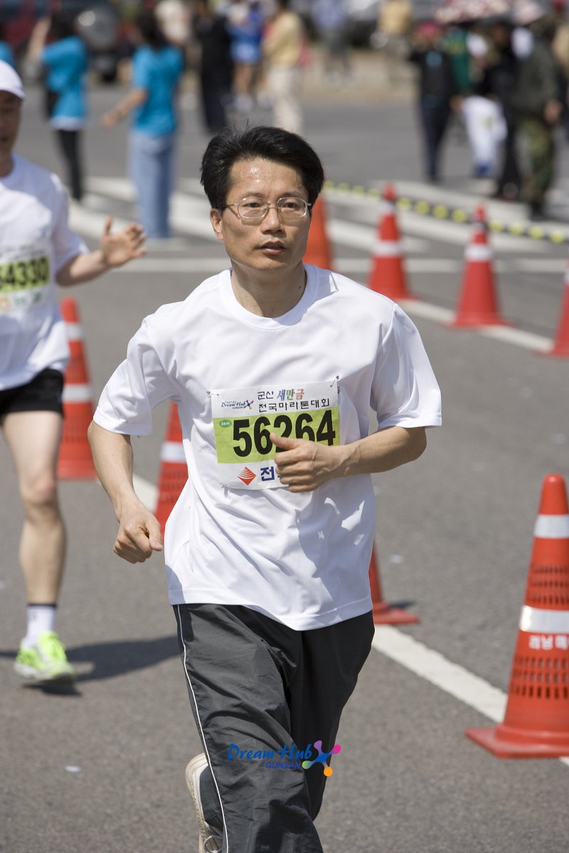 열심히 달리고 있는 군산 새만금 마라톤 대회 참가자
