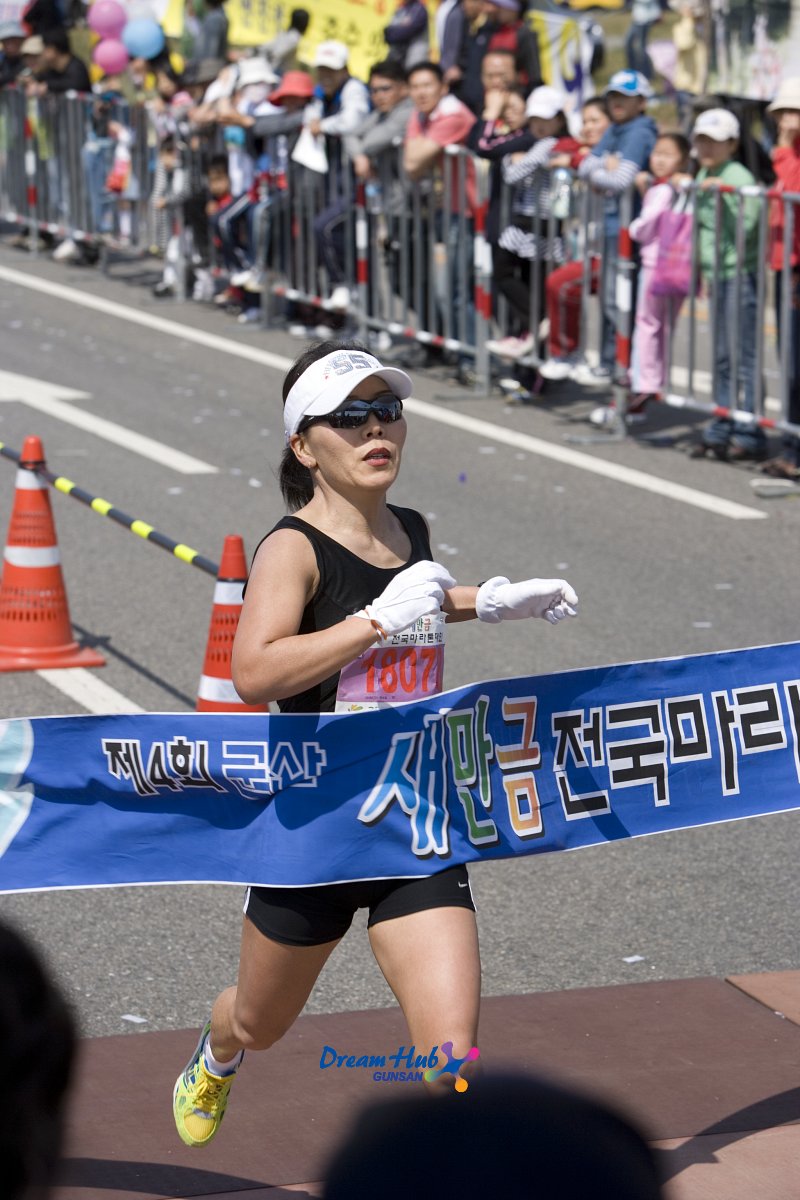 결승선을 통과하는 여성 마라톤 대회 참가자