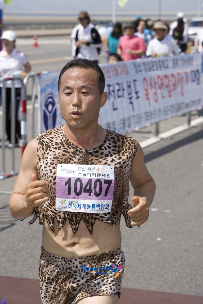 호피무늬 운동복을 입은 남성 마라톤대회 참가자1