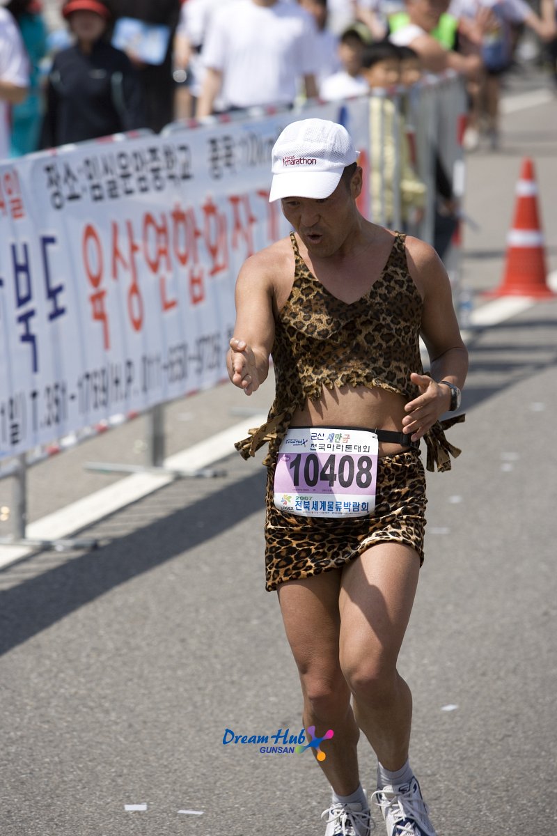 호피무늬 운동복을 입은 남성 마라톤대회 참가자2