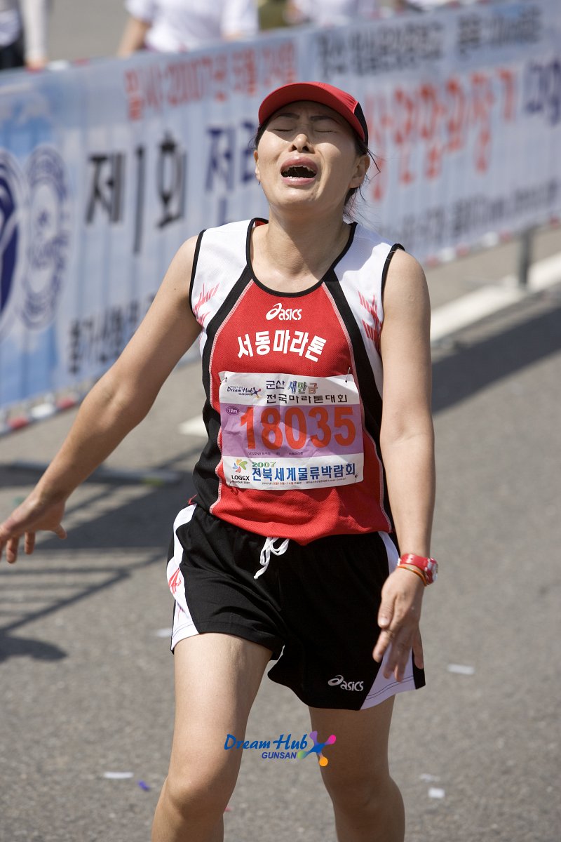 힘들어하는 여성 마라톤 참가자