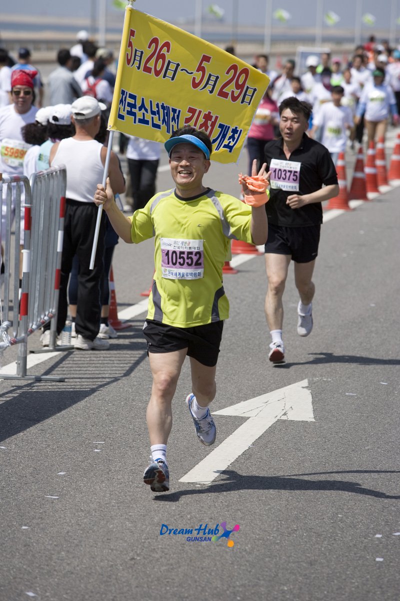 깃발을 들고 달리는 남성 마라톤대회 참가자