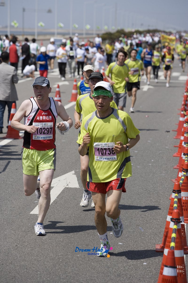 마지막까지 힘을내며 뛰는 마라톤 대회 참가자들의 모습