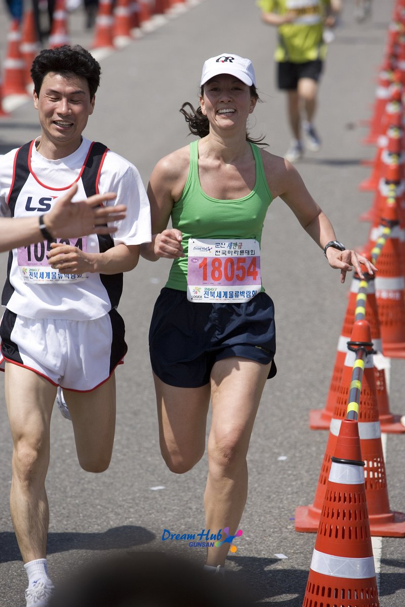 열심히 달리고 있는 여성과 남성 참가자의 모습